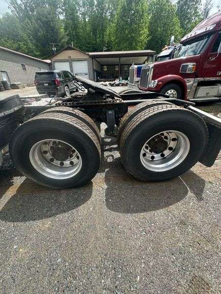 2014 Freightliner Sleeper Cab VIN# 3AKJGLD68ESFP4559