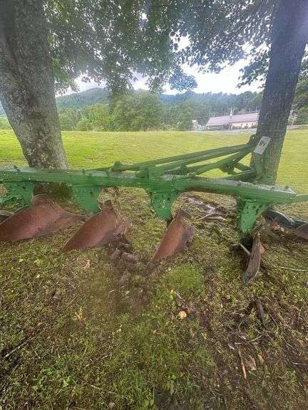 John Deere Model 1350 5 Tooth 3 Point Rear Mounted Plow