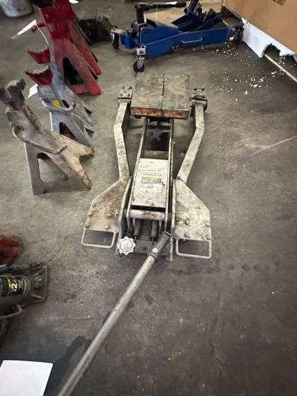 PITTSBURGH 2000 lb. Low-Profile Transmission Jack