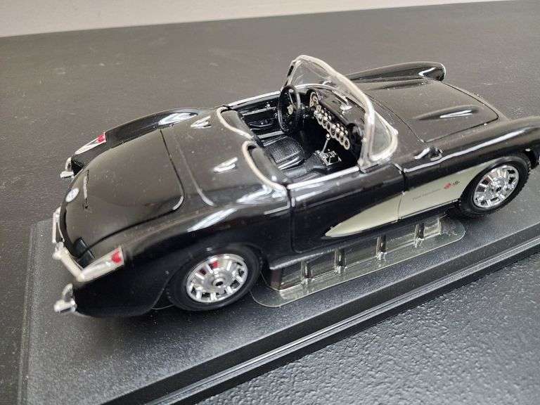 Maisto 1:18 Scale 1957 Chevrolet Corvette Convertible Die Cast