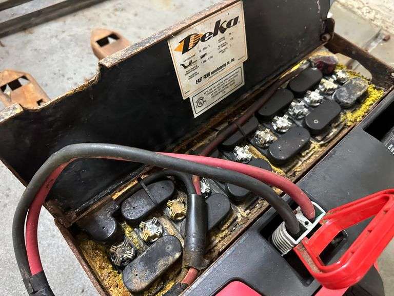 Raymond Model 8210 Deka D -Series 24V 9AMP Electric Pallet Jack