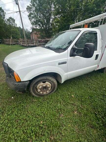 2006 Ford F-350 XL Super Duty with Utility Box VIN# 1FDSF30526ED42741