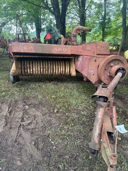 New Holland Hayliner Model-269 Small Bailer