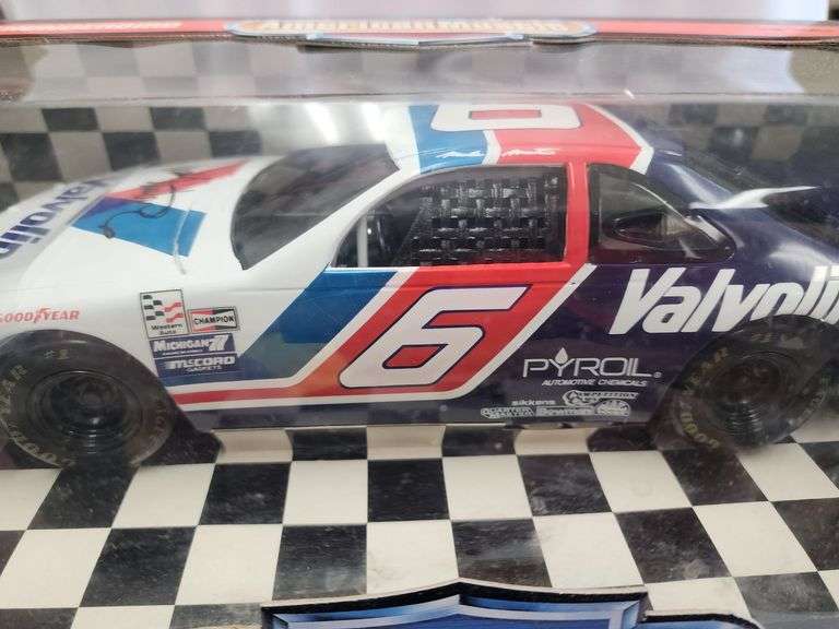 Mark Martin Hand Signed 1/18 Scale Valvoline #6 Die Cast Car