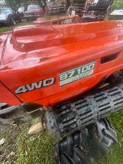 Kubota Mini Tractor model B7100 HST