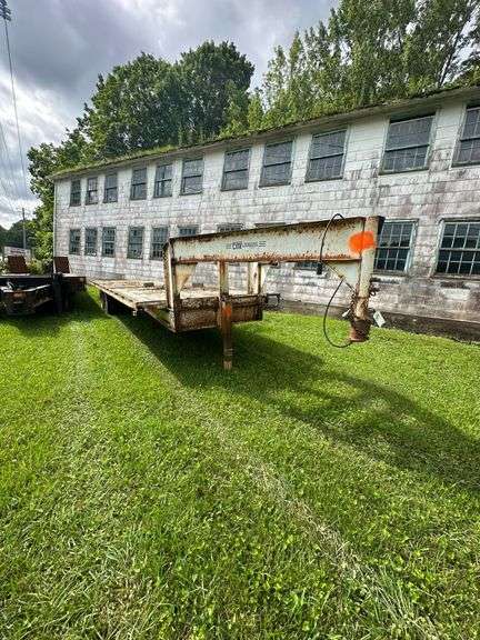 1990 White 26' Gooseneck Trailer