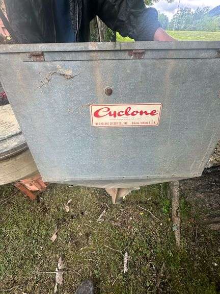 Cyclone Broadcast Seed Spreader