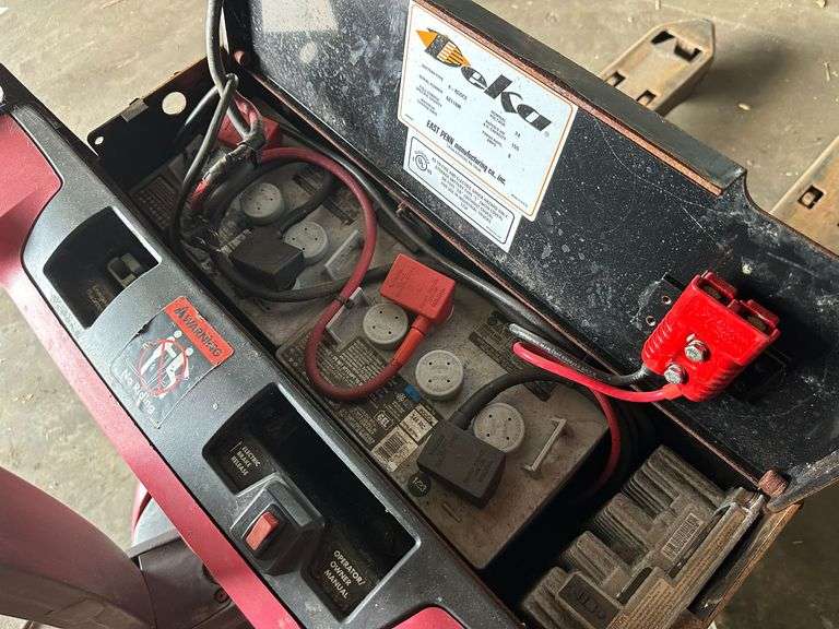 Raymond Model 8210 Deka D -Series 24V 9AMP Electric Pallet Jack