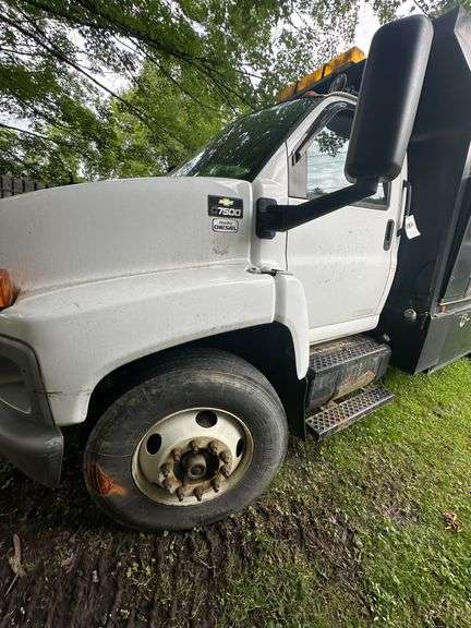 2008 Chevy C7500 Line Truck VIN# 1GBM7C1B88F417491