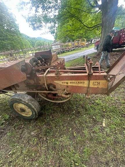 New Holland Hayliner Model-269 Small Bailer
