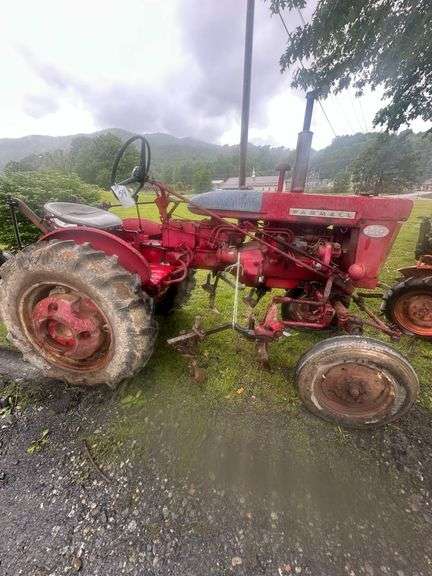 International Harvester model McCormick Farmall 140