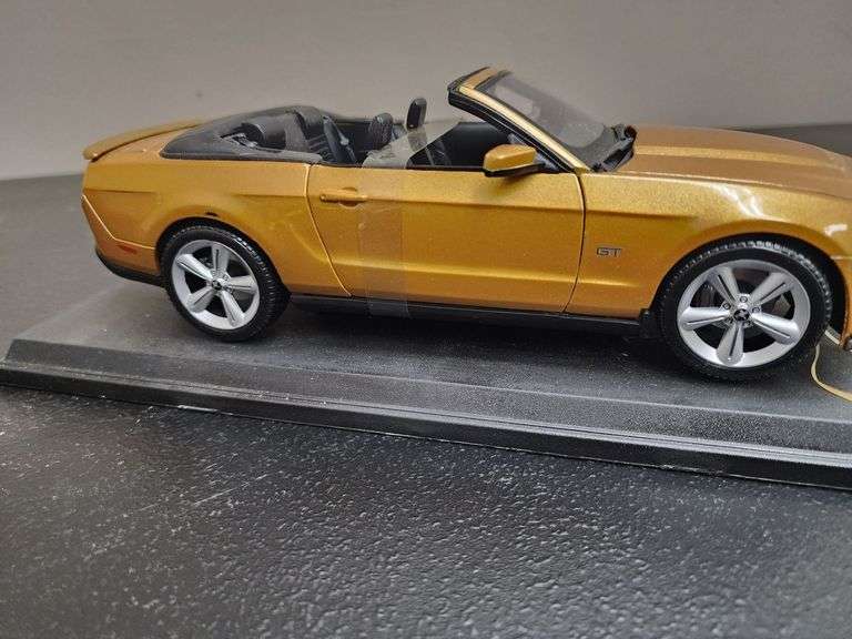 Maisto 1:18 Scale 2010 Ford Mustang GT Convertible Die Cast