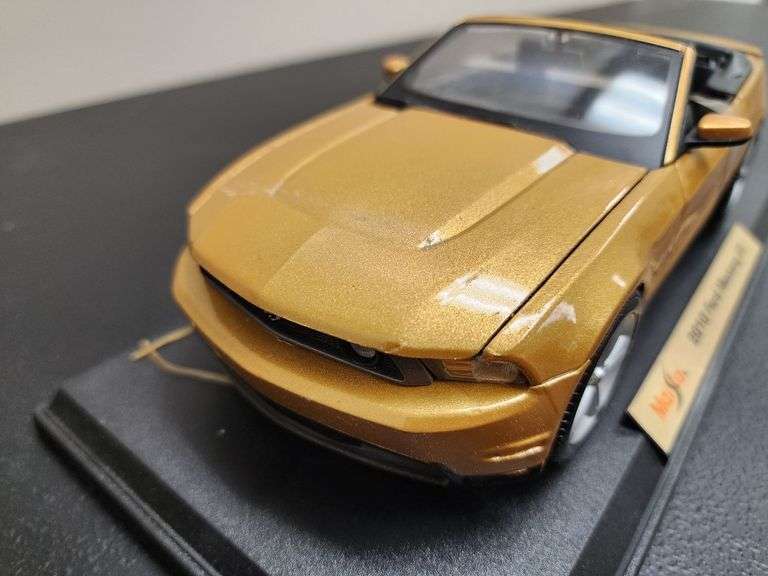 Maisto 1:18 Scale 2010 Ford Mustang GT Convertible Die Cast