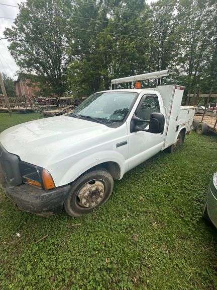 2006 Ford F-350 XL Super Duty with Utility Box VIN# 1FDSF30526ED42741