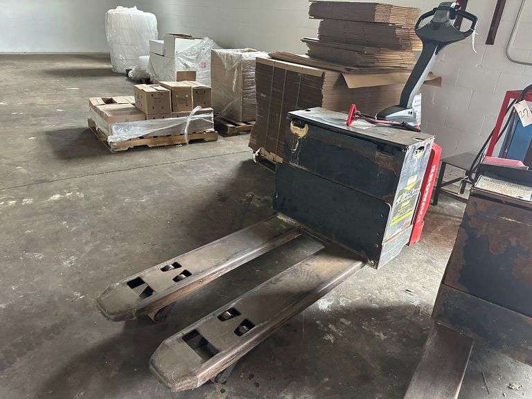 Raymond Model 8310 Deka D-Series 24V 26 AMP Electric Pallet Jack