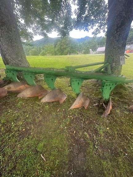 John Deere Model 1350 5 Tooth 3 Point Rear Mounted Plow
