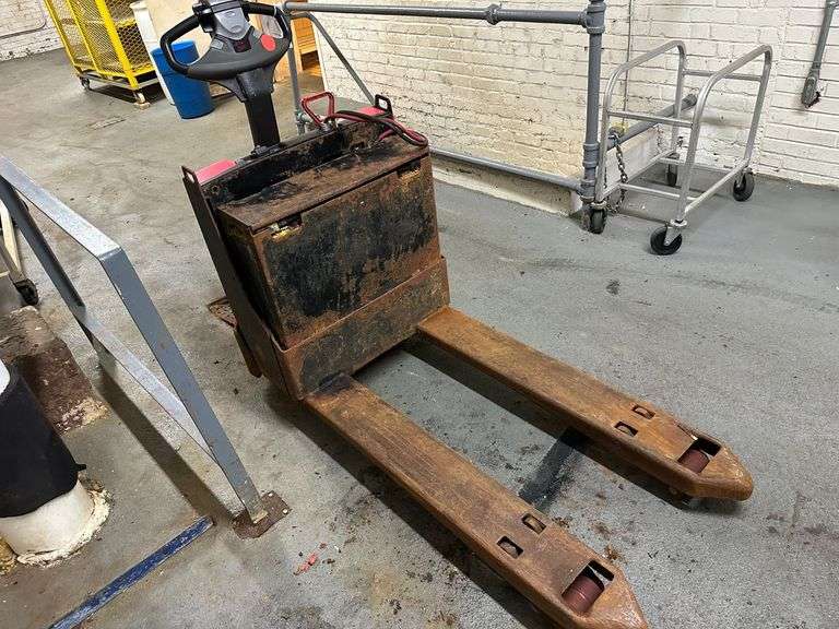 Raymond Model 8210 Deka D -Series 24V 9AMP Electric Pallet Jack