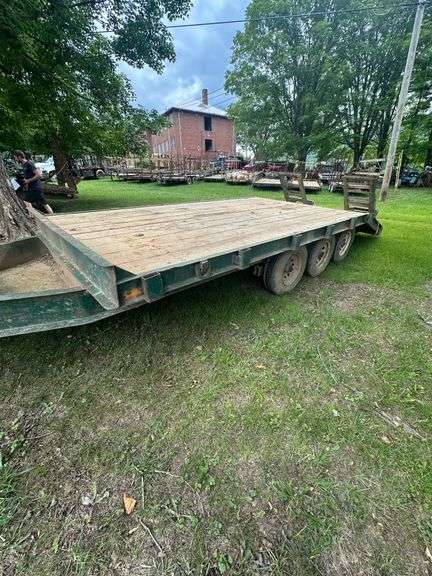 1983 18' 242 Trailer VIN# 10HHT1805100041