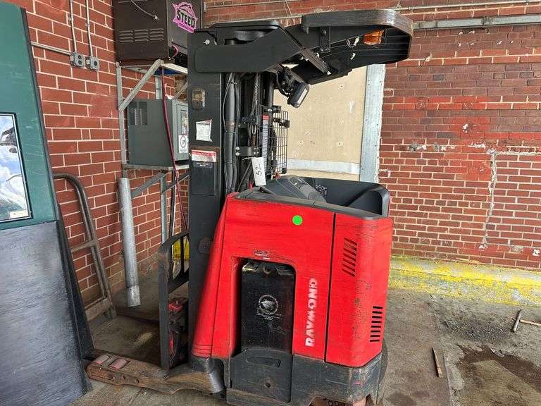 Raymond Model 720-R35TT Ride On Long Reach Electric Forklift (non- functional)