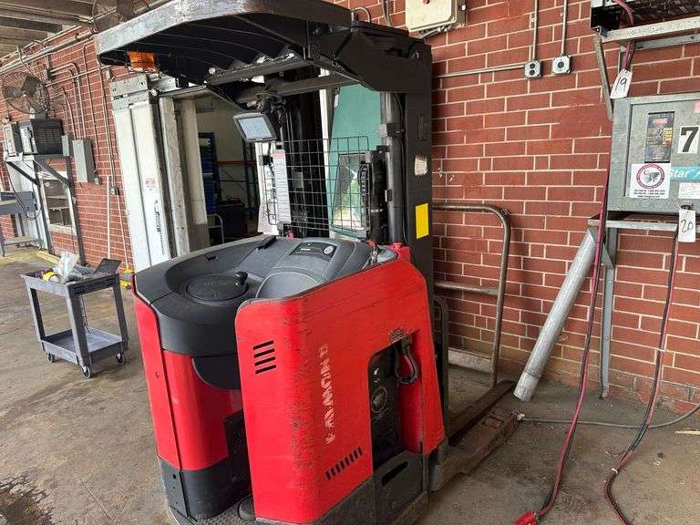 Raymond Model 720-R35TT Ride On Long Reach Electric Forklift (non- functional)