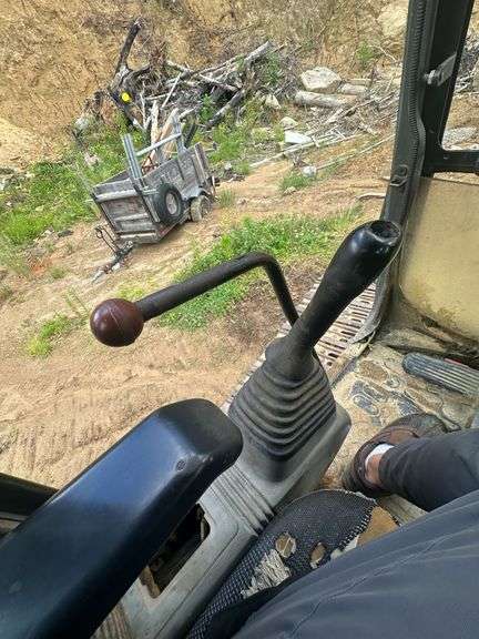 Komatsu PC 220L Excavator with Thumb