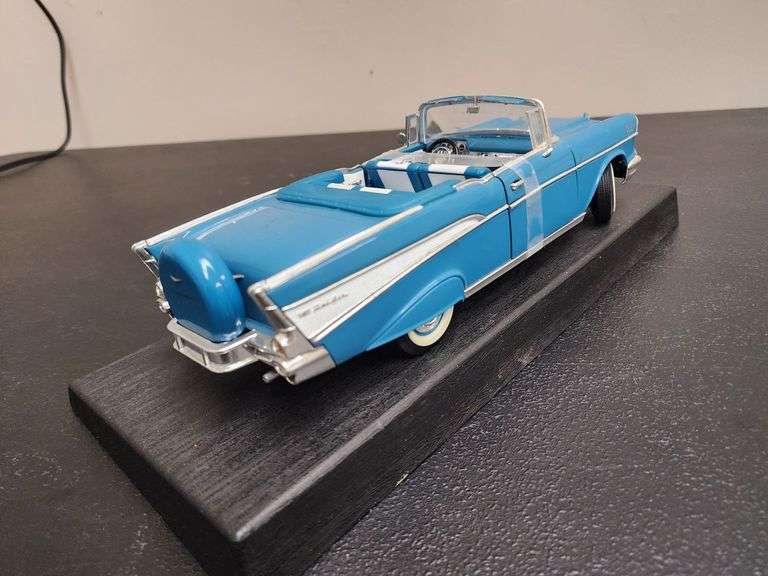 1:18 Scale 1957 Chevrolet Bel Air Convertible Die Cast