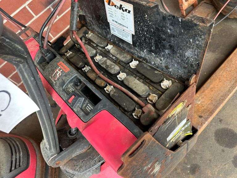 Raymond Model 8210 Deka D -Series 24V 9AMP Electric Pallet Jack