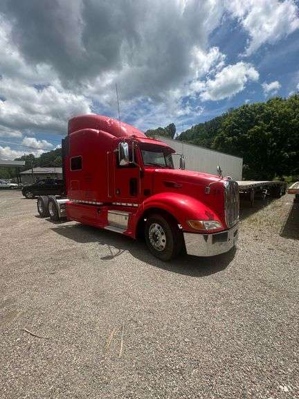 2011 Peterbilt 386 Sleeper Cab VIN# 1XPHDP9X5BD126283