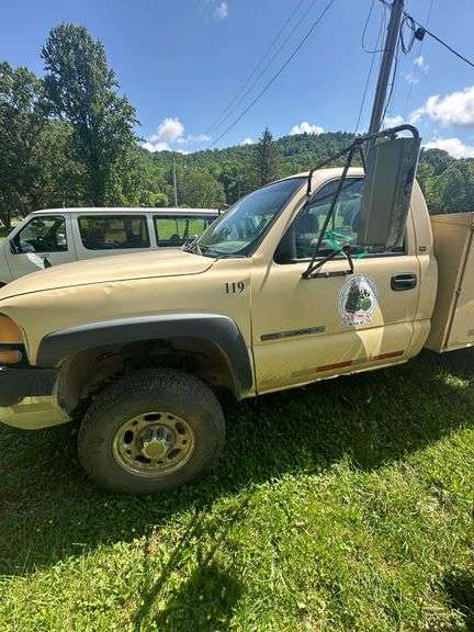 2001 GMC 2500 HD Utility Bed 4x4 VIN# 1GDHK24U81Z295556