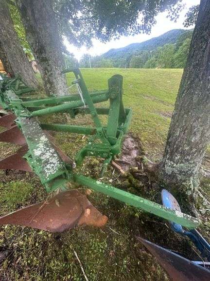 John Deere Model 1350 5 Tooth 3 Point Rear Mounted Plow