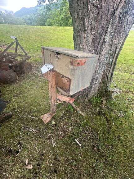 Cyclone Broadcast Seed Spreader