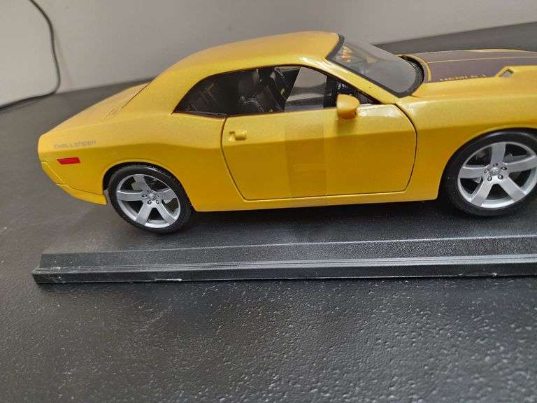 Maisto 1:18 Scale 2006 Dodge Challenger Concept Die Cast