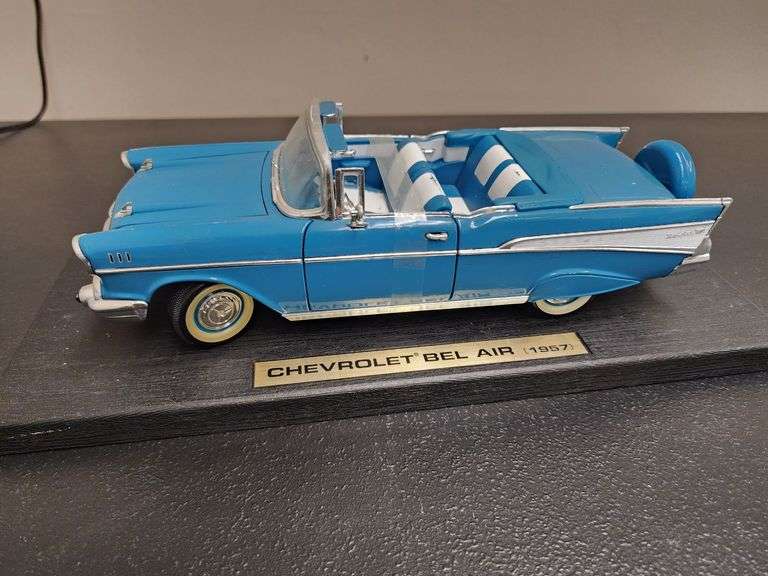 1:18 Scale 1957 Chevrolet Bel Air Convertible Die Cast