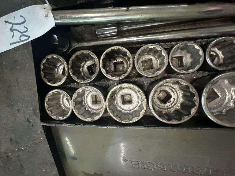 Pittsburgh Extra Heavy Duty 12 Point Sockets w/ Ratcheting Driver