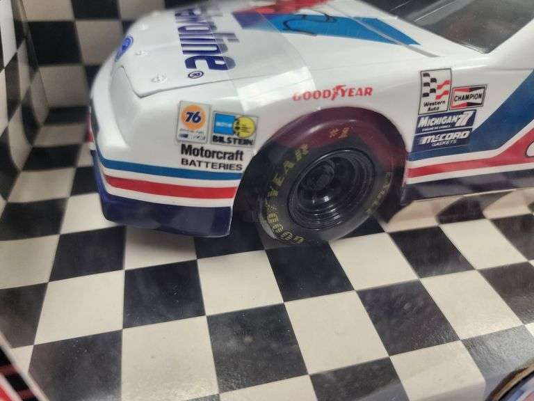 Mark Martin Hand Signed 1/18 Scale Valvoline #6 Die Cast Car