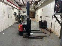 Raymond Model RA-S25 Long Reach Electriic Pallet Lift Model RA-S25 (non-functional)