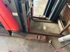 Raymond Model 720-R35TT Ride On Long Reach Electric Forklift (non- functional)