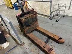Raymond Model 8210 Deka D -Series 24V 9AMP Electric Pallet Jack