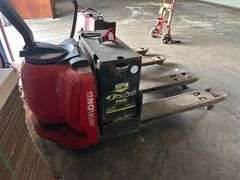 Raymond Model 8310 Deka D-Series 24V 26 AMP Electric Pallet Jack