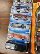 Grouping of 1:64 Scale Matchbox and Hot Wheel Die Cast Cars