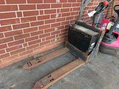 Raymond Model 8210 Deka D -Series 24V 9AMP Electric Pallet Jack
(non-functional)