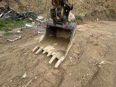 Komatsu PC 220L Excavator with Thumb