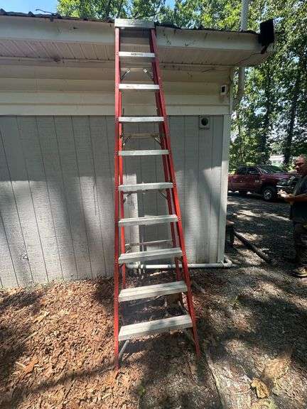 Louisville 24' Fiberglass Ladder