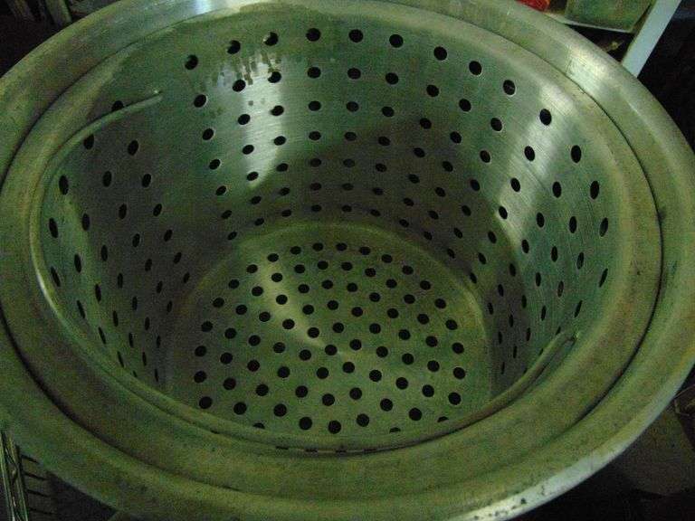 Large Alum. Pot w/Basket