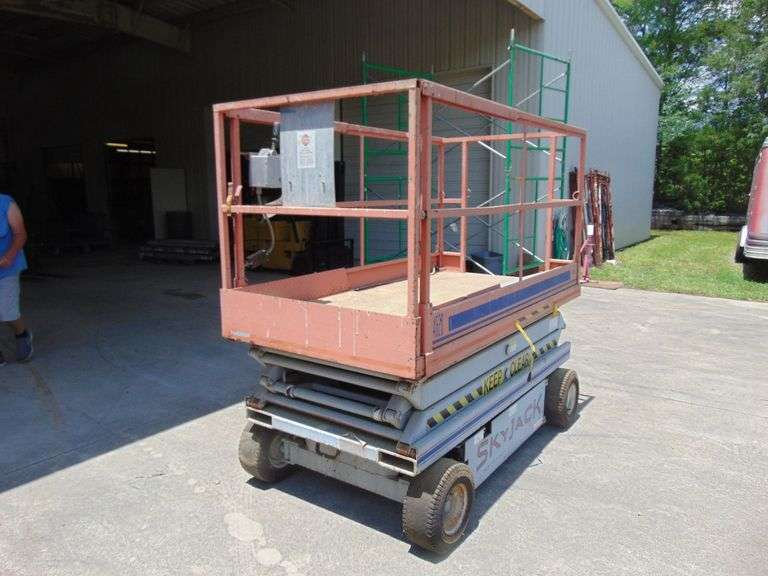 Sky Jack Plat Form Lift Model 4620