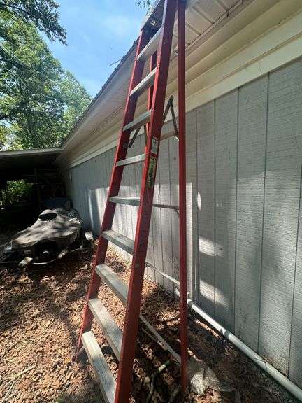 Louisville 24' Fiberglass Ladder