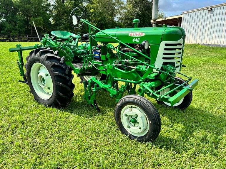 1960 Oliver Model 440 Tractor image