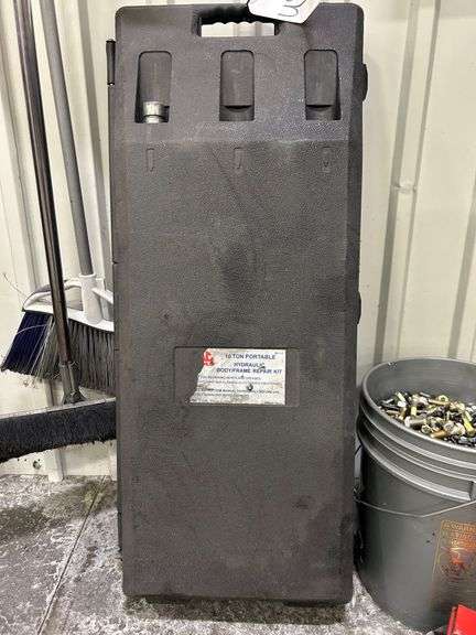 MAC Tools 10 Ton Portable Hydraulic Body/Frame Repair Kit