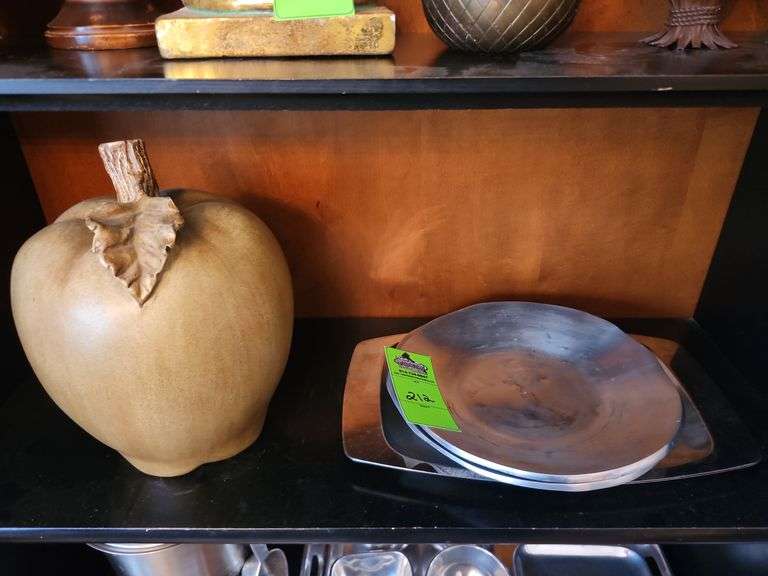 Serving trays and decorative apple image