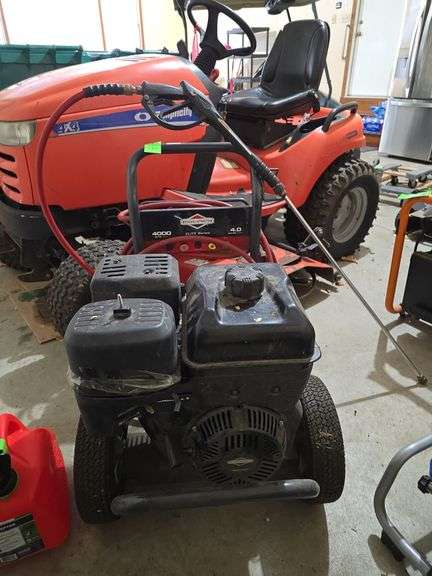 Power washer Briggs and Stratton image